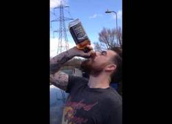 Enlace a Una botella entera de Jack Daniels de una sentada [LOCO inside]