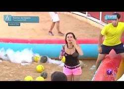 Enlace a Una vaquilla pilla a reportera de la Televisión Castilla-La Mancha