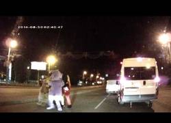 Enlace a Nunca dirías quien propina una brutal paliza a un conductor en Rusia