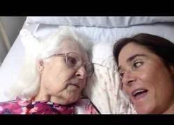 Enlace a El emotivo momento en que una anciana con Alzheimer reconoce a su hija