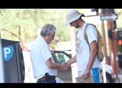 Enlace a ¿Y si fuera él quien te da dinero a ti?