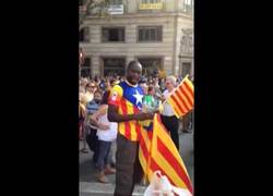 Enlace a Top manta en la V de Catalunya. La gente se las piensa todas