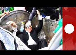Enlace a Manifestantes lanzaron a un diputado a la basura en Ucrania