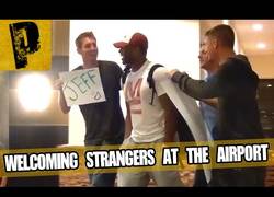 Enlace a ¡Dan la bienvenida a extraños en el aeropuerto! ¿Te imaginas que te reciben así?