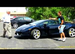 Enlace a Se pican con un conductor de Lamborghini, le hacen una broma y les sale el tiro por la culata