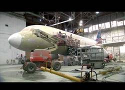 Enlace a Mira cómo le cambian la pintura a este avión Airbus A319