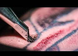 Enlace a ¿Cómo se hace un tatuaje? Él nos lo explica [Inglés]