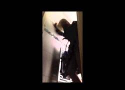 Enlace a Este chico ataca a su novia constantemente con frases de El señor de los anillos