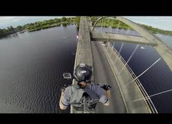 Enlace a Si lo tuyo son las alturas y las motos, alucinarás con lo que hace parte del Stunt Freaks Team
