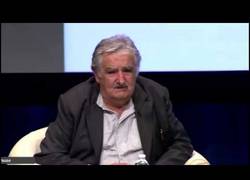 Enlace a Estudiante uruguaya pregunta a Mujica en USA (atención a su respuesta)