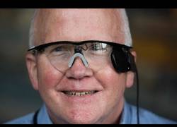 Enlace a Este hombre vuelve a ver después de 33 años gracias a un ojo biónico