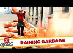 Enlace a ¿Me puedes tirar la basura? (cámara oculta)