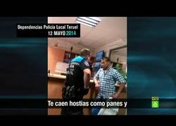 Enlace a Un policía local denuncia a su superior por amenazar a un inmigrante en acto de servicio.