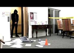 Enlace a Hace ver que roba en un orfanato para después sorprenderles así