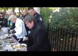 Enlace a Detienen a un anciano de 90 años por dar comida a personas sin hogar