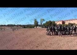 Enlace a La Policía Militar entrenando a soldados para actuar como antidisturbios contra los españoles
