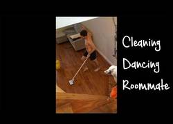 Enlace a Se encuentra a su compañero de piso limpiando y bailando