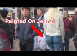 Enlace a Una mujer camina por Nueva York sin pantalones