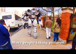 Enlace a Anda 10 minutos por la calle y le acosan. Así se siente este robot gigante (Parodia)