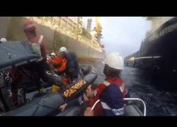 Enlace a La armada española ataca brutalmente a los botes de los activistas de Greenpeace en Canarias