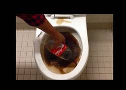 Enlace a Los efectos de utilizar Coca-Cola para limpiar un váter son... curiosos