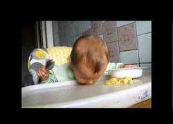 Enlace a ¿Cómo comer sopa sin una cuchara? Este niño sabe cómo hacerlo