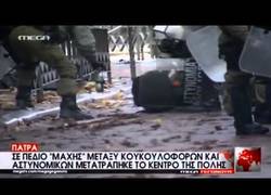 Enlace a Un policía metiendo un cocktail molotov en la mochila de un detenido. Atenas