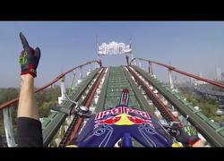 Enlace a La gente está muy loca. Julien Dupont lleva una moto de trial a una montaña rusa