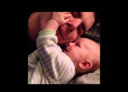 Enlace a La forma en como juega este padre discapacitado con su hijo, es realmente tierna.