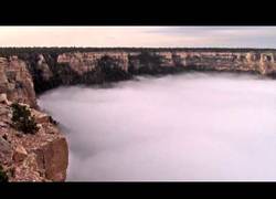 Enlace a Minuto hipnótico: El Gran Cañón cubierto de niebla