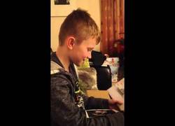 Enlace a Las lagrimas de felicidad de este niño al saber que tendrá un hermano te emocionarán