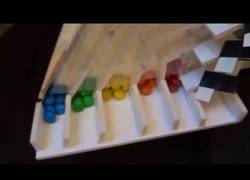 Enlace a ¿Tienes un color de M&M's favorito? Esta máquina los separa para ti