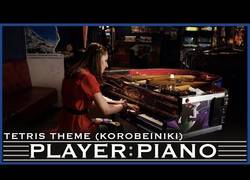 Enlace a La canción de Tetris tocada en un piano hecho de viejas máquinas de pinball