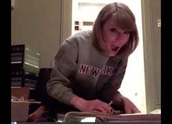 Enlace a Así se lo curró Taylor Swift con sus fans ¡Les mandó regalos y cartas!