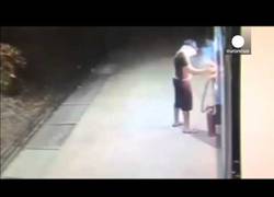 Enlace a La mala suerte de este ladrón al intentar robar un cajero automático