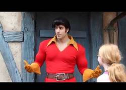 Enlace a Una niña reta a Gastón a un pulso y le gana