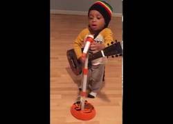 Enlace a Este niño de dos años imita a Bob Marley mejor que tú