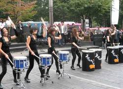 Enlace a Y te creías bueno haciendo percusión...