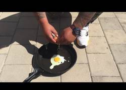 Enlace a ¿Tú vas en bufanda? En Australia están a 46° C y fríen huevos en el suelo