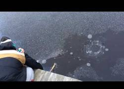 Enlace a Ésto es lo que pasa si disparas un cohete bajo el hielo de un lago congelado