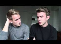 Enlace a Emotivo vídeo de estos dos hermanos al salir del armario delante de su padre