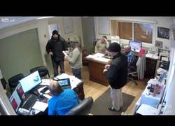 Enlace a Asume que le dan $7 de propina. Le hacen volver, le humillan y lo suben a Youtube [Inglés]