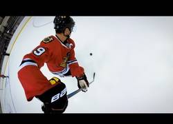 Enlace a Este vídeo es lo más cerca que vas a estar de hacer estos trucos de hockey sobre hielo