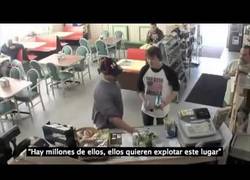 Enlace a Hace comentarios racistas delante un chico musulmán ¿Cómo reaccionará la gente?