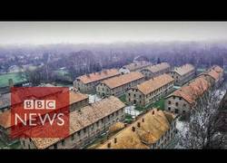 Enlace a Un drone sobrevuela un campo de concentración nazi y es espeluznante