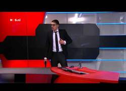 Enlace a Hombre armado entra a estudio de televisión en plena transmisión (4:07)