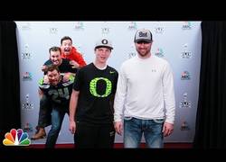 Enlace a Jimmy Fallon, Chris Pratt, Chris Evans y una cámara de fotos ¡Qué gran photobomb!