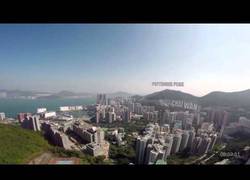 Enlace a Dron programado con un gps hace un vuelo automático por Hong Kong para entregar xocolate