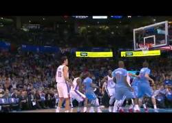 Enlace a Steve Adams anota un tiro libre ¡con una sola mano!