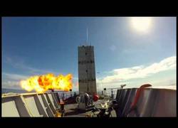 Enlace a Diferentes perspectivas de un Tomahawk impactando contra un barco en movimiento